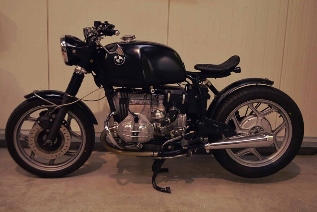 Umbau einer BMW R80 zum Bobber.
Zweiventiler aus den 80er- 90er mit 800ccm und 33KW.