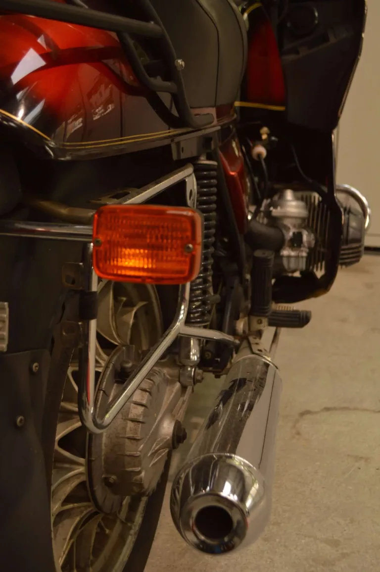 BMW R100 Ansicht von hinten im Fokus Rücklicht und Blinklichter