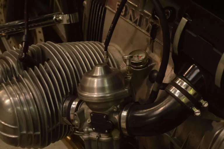 Motoransicht von links an einen BMW R80 2V Boxer Motor