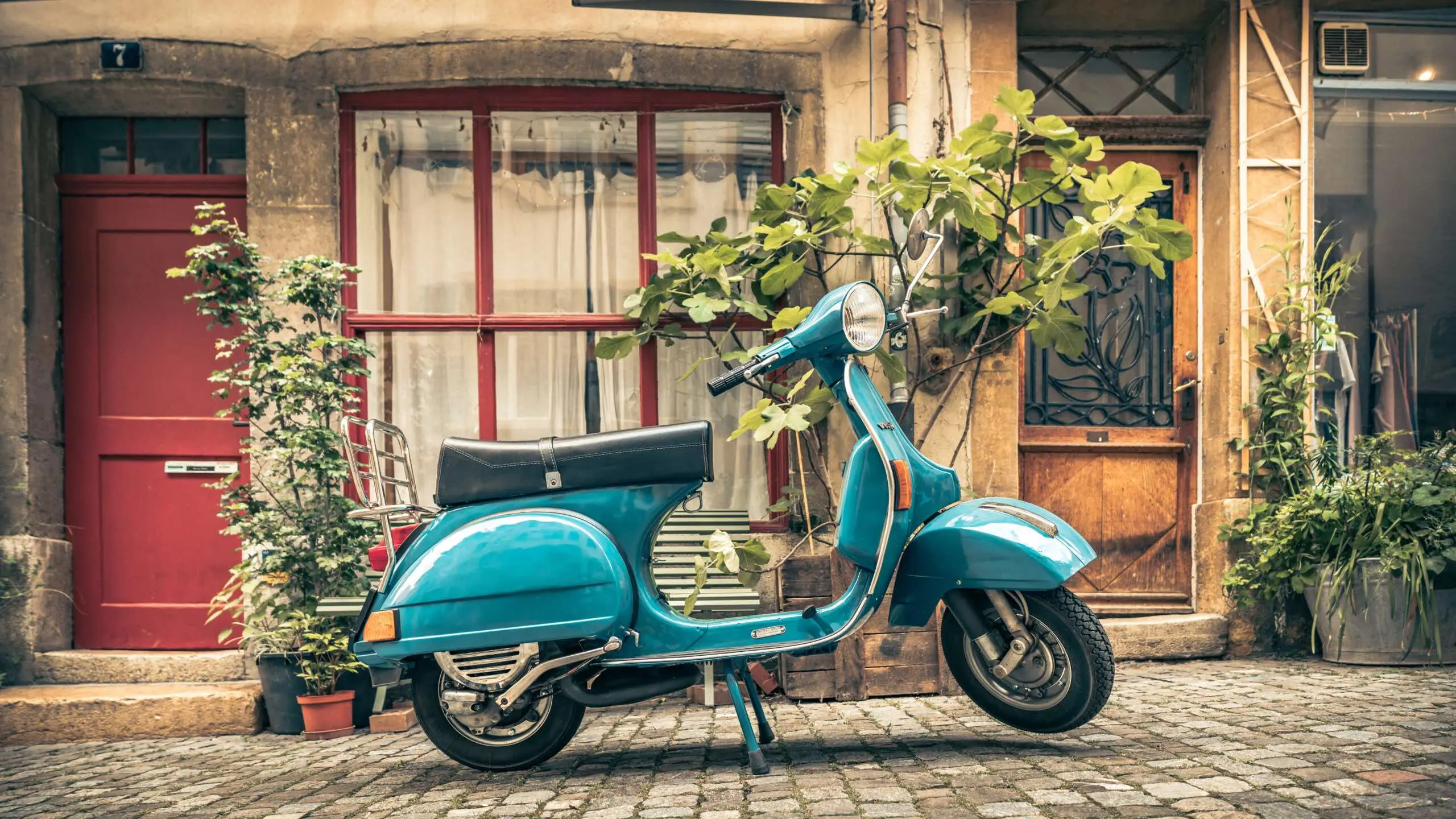 Vespa P125X Baujahr 1982 in Perlenzian Farbe