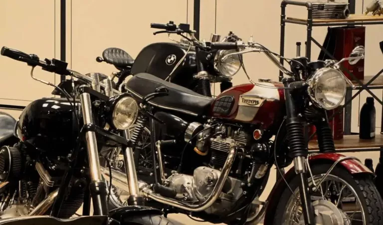 Harley Davidson FXST, Triumph T120 und BMW R26 ausgestellt zum Verkauf