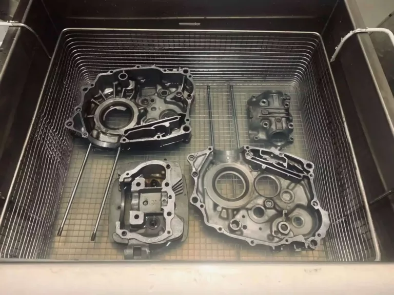 Motorteile einer Honda XL125S im Ultraschallbad zur Ultraschallreinigung