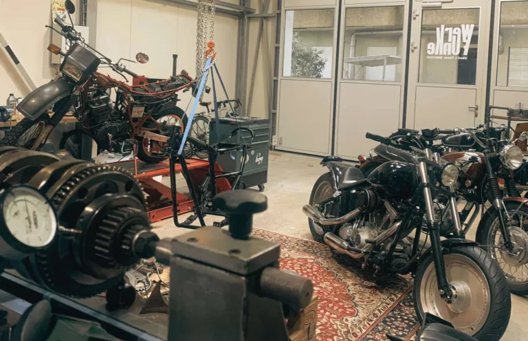 Betriebseinsicht Motorradwerkstatt und Garage mit eingestellten Motorräder