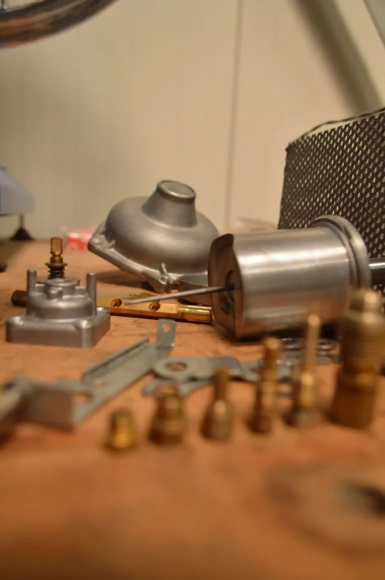 Zerlegter Bing Vergaser einer BMW R100 zur Revision und Reparatur