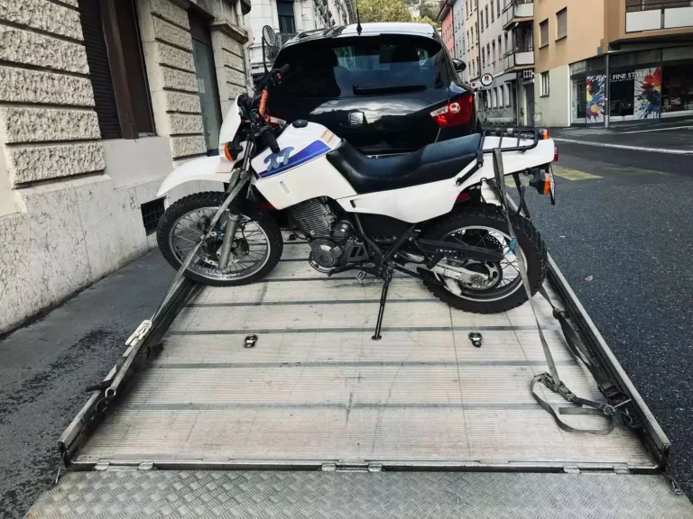 Ein Motorrad (Yamaha XT600E) mit Panne wird vom Pannendienst geliefert
