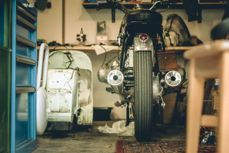 Oldtimer Firestone-Riefen montiert an einer BMW R80
