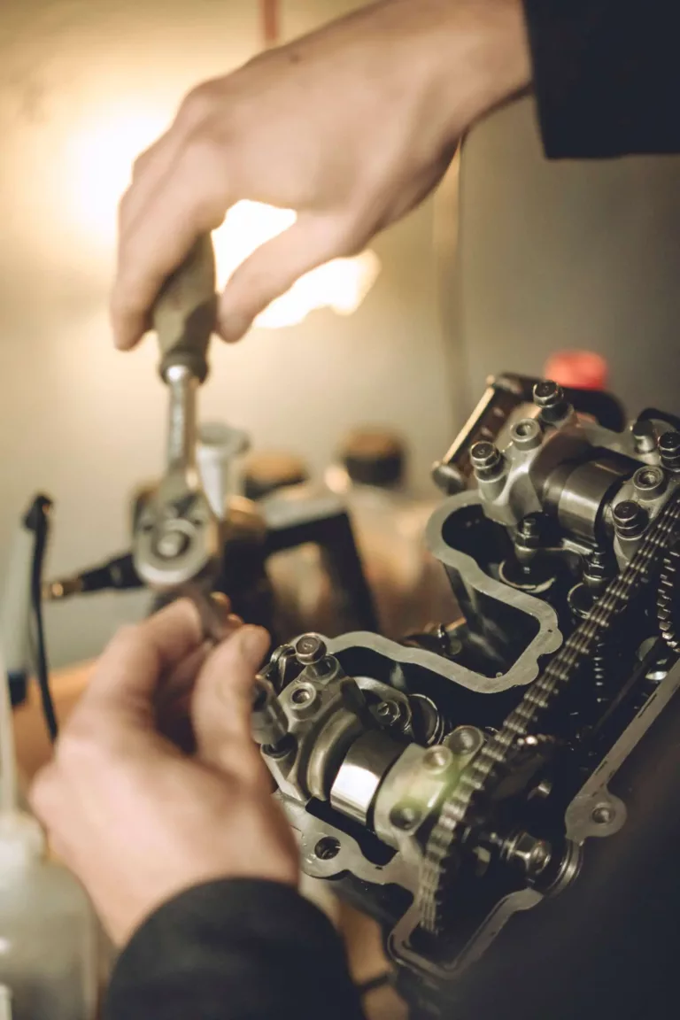 Arbeit an offenem Motorrad-Motor einer Kawasaki KLR 250 D