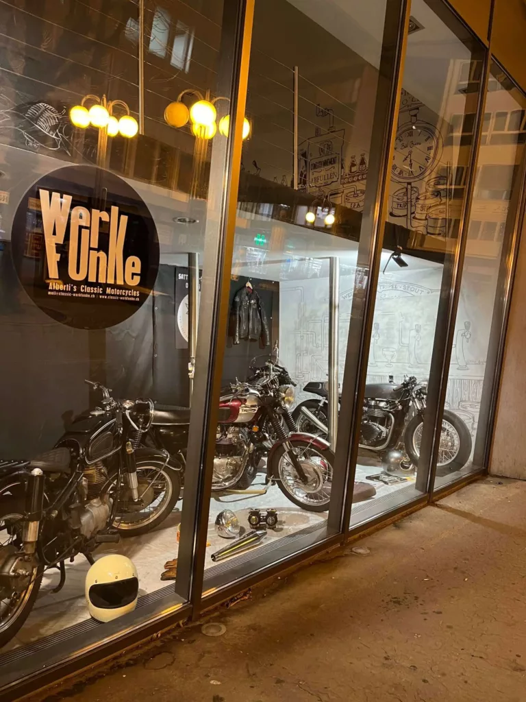 Motorrad Schaufenster in 2502-Biel