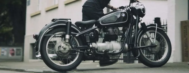 BMW R26 wird in Werkstatt gestossen zur Diagnose und Service