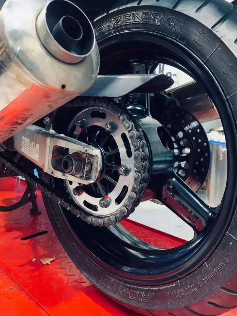 YAMAHA TDM 900 Hinterrad mit Reifen und Ansicht auf Kettenantrieb