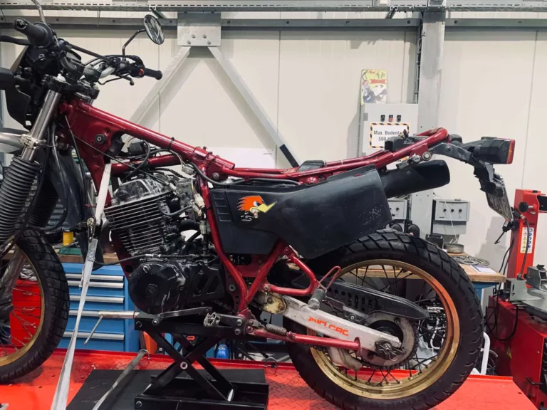 Yamaha XT 600 47N auf Motorrad Hebebühne zur Vorbereitung einer Motorrevision