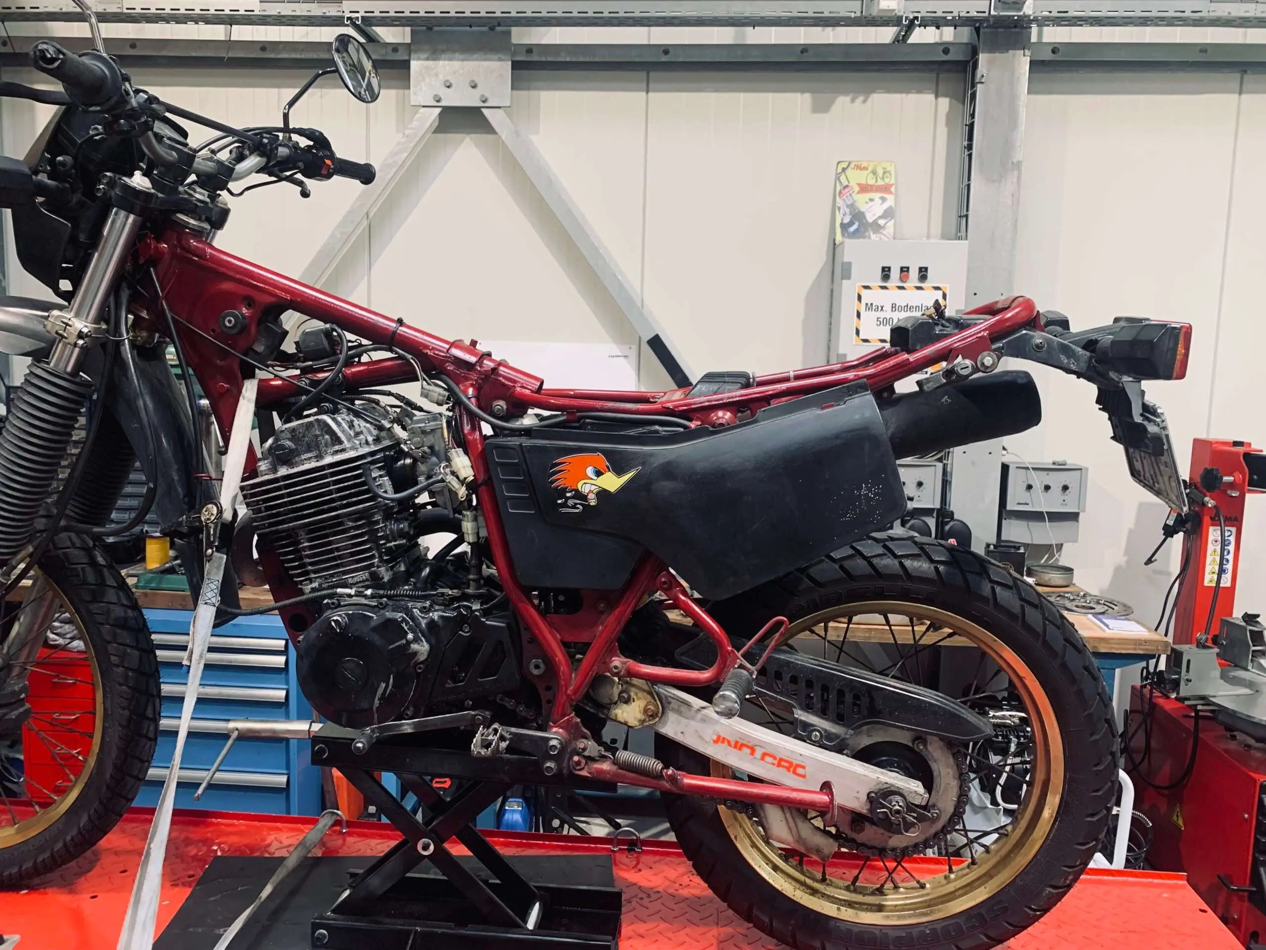 Yamaha XT 600 47N auf Motorrad Hebebühne zur Vorbereitung einer Motorrevision
